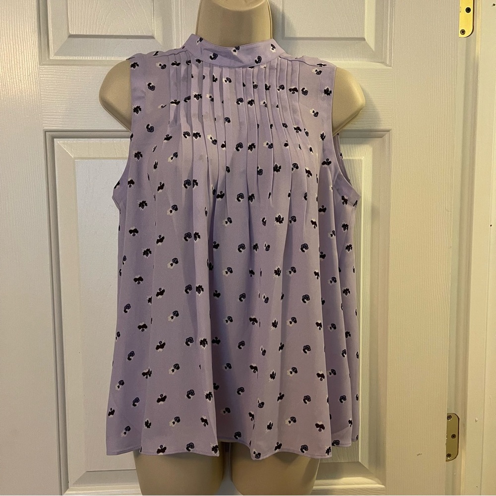 Ann Taylor Pintuck mock neck shell Size Small - Starflower print / Purple